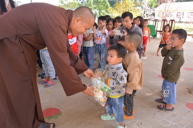 Handover ceremony of living quarter for Hoa Dao Kindergarten in Dak Glong district, Dak Nong province