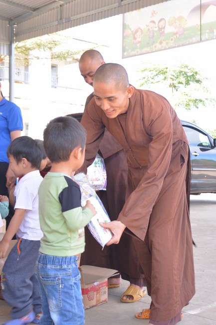 Handover ceremony of living quarter for Hoa Dao Kindergarten in Dak Glong district, Dak Nong province