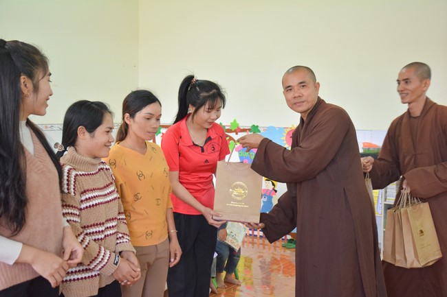 Handover ceremony of living quarter for Hoa Dao Kindergarten in Dak Glong district, Dak Nong province