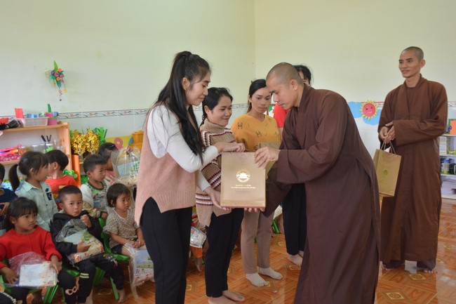 Handover ceremony of living quarter for Hoa Dao Kindergarten in Dak Glong district, Dak Nong province