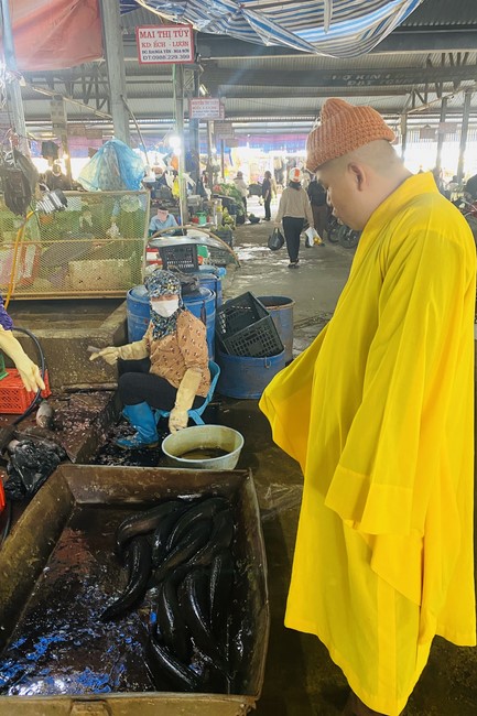 Charity activities towards Buddha's Enlightenment Day at Dong Cao Pagoda, Thanh Hoa