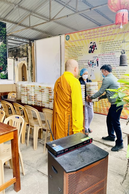 Charity activities towards Buddha's Enlightenment Day at Dong Cao Pagoda, Thanh Hoa