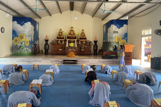 Charity activities towards Buddha's Enlightenment Day at Dong Cao Pagoda, Thanh Hoa