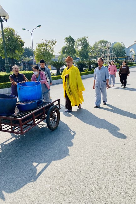 Charity activities towards Buddha's Enlightenment Day at Dong Cao Pagoda, Thanh Hoa