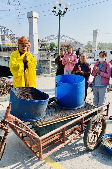 Charity activities towards Buddha's Enlightenment Day at Dong Cao Pagoda, Thanh Hoa