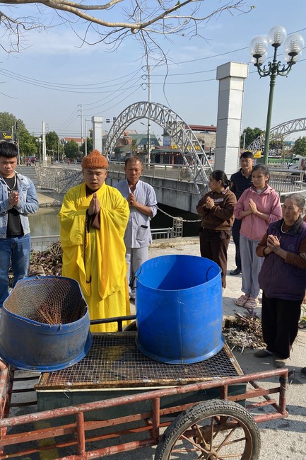Charity activities towards Buddha's Enlightenment Day at Dong Cao Pagoda, Thanh Hoa