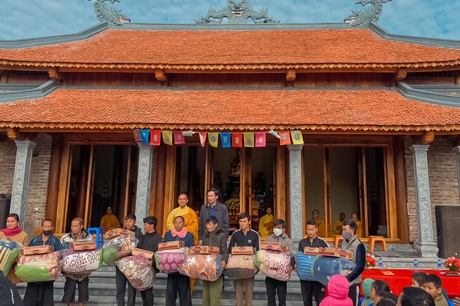 Ceremony of seating Buddha Statue and giving charity gifts of Hoa Phuc Pagoda, Ha Noi