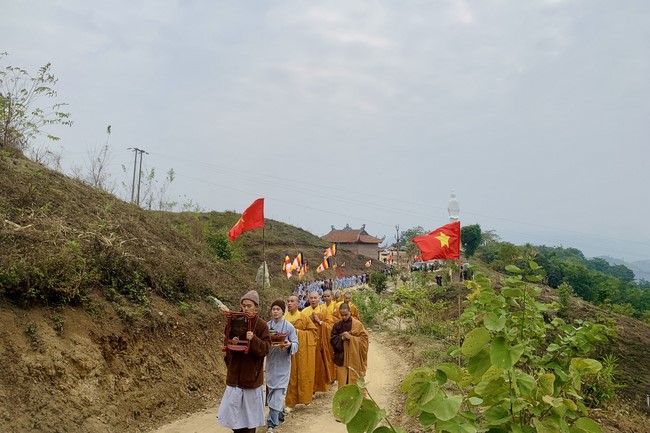Ceremony of seating Buddha Statue and giving charity gifts of Hoa Phuc Pagoda, Ha Noi