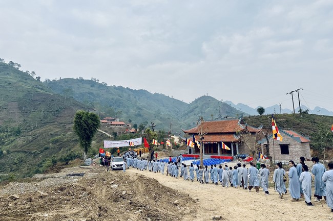 Ceremony of seating Buddha Statue and giving charity gifts of Hoa Phuc Pagoda, Ha Noi