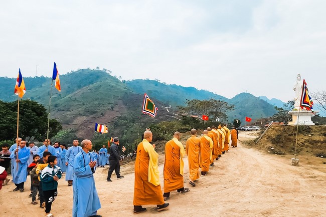 Ceremony of seating Buddha Statue and giving charity gifts of Hoa Phuc Pagoda, Ha Noi