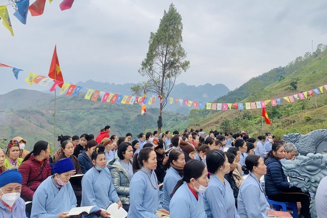 Ceremony of seating Buddha Statue and giving charity gifts of Hoa Phuc Pagoda, Ha Noi