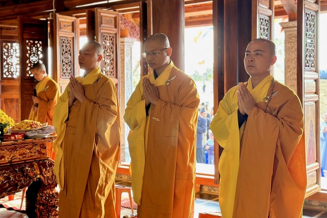 Ceremony of seating Buddha Statue and giving charity gifts of Hoa Phuc Pagoda, Ha Noi