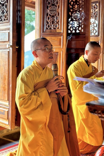 Ceremony of seating Buddha Statue and giving charity gifts of Hoa Phuc Pagoda, Ha Noi