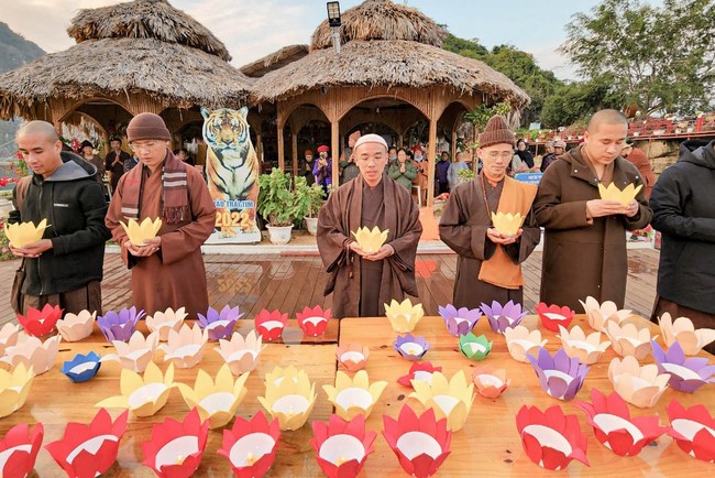 Ceremony of seating Buddha Statue and giving charity gifts of Hoa Phuc Pagoda, Ha Noi