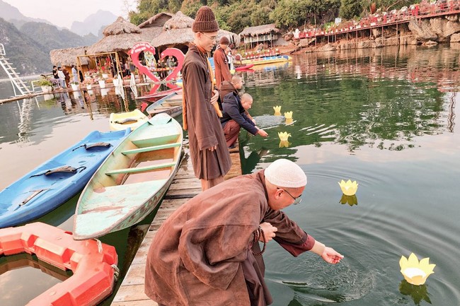 Ceremony of seating Buddha Statue and giving charity gifts of Hoa Phuc Pagoda, Ha Noi