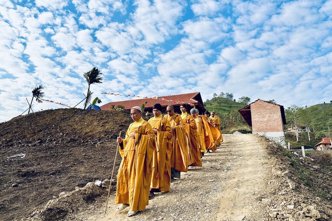 Ceremony of seating Buddha Statue and giving charity gifts of Hoa Phuc Pagoda, Ha Noi