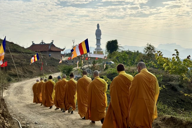 Ceremony of seating Buddha Statue and giving charity gifts of Hoa Phuc Pagoda, Ha Noi