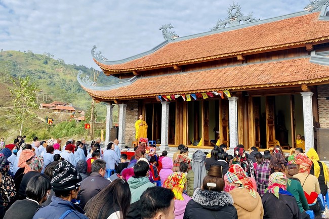 Ceremony of seating Buddha Statue and giving charity gifts of Hoa Phuc Pagoda, Ha Noi