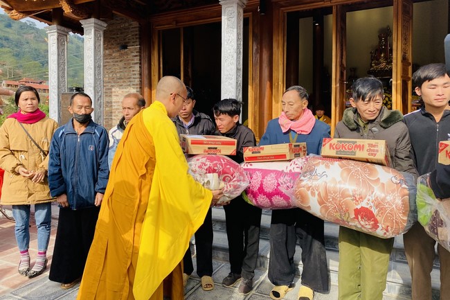 Ceremony of seating Buddha Statue and giving charity gifts of Hoa Phuc Pagoda, Ha Noi