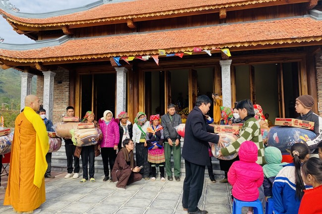 Ceremony of seating Buddha Statue and giving charity gifts of Hoa Phuc Pagoda, Ha Noi