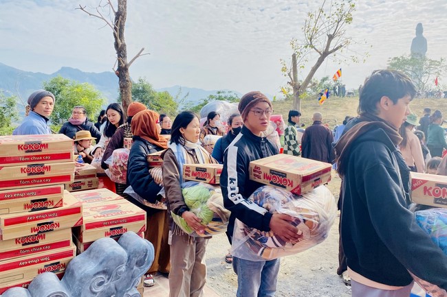 Ceremony of seating Buddha Statue and giving charity gifts of Hoa Phuc Pagoda, Ha Noi