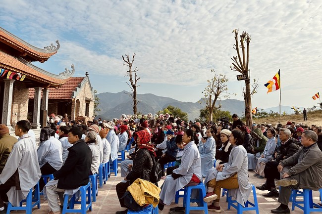 Ceremony of seating Buddha Statue and giving charity gifts of Hoa Phuc Pagoda, Ha Noi