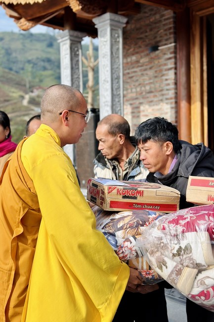 Ceremony of seating Buddha Statue and giving charity gifts of Hoa Phuc Pagoda, Ha Noi