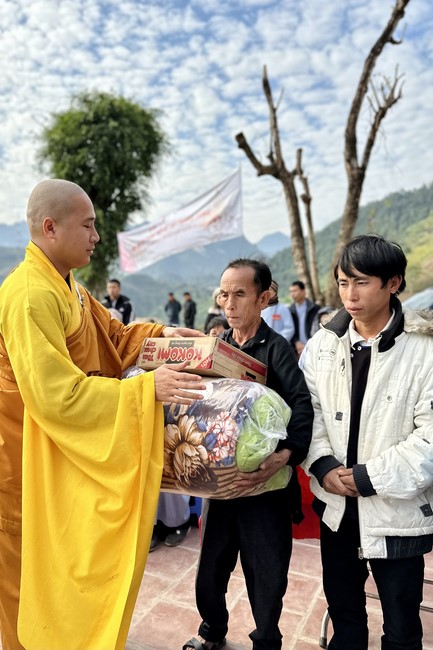 Ceremony of seating Buddha Statue and giving charity gifts of Hoa Phuc Pagoda, Ha Noi
