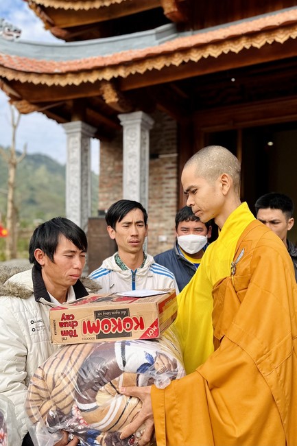 Ceremony of seating Buddha Statue and giving charity gifts of Hoa Phuc Pagoda, Ha Noi