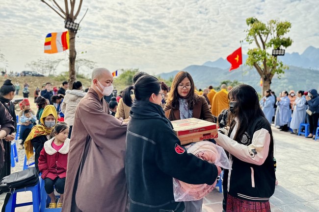 Ceremony of seating Buddha Statue and giving charity gifts of Hoa Phuc Pagoda, Ha Noi