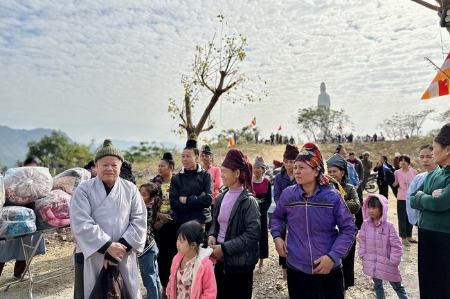 Ceremony of seating Buddha Statue and giving charity gifts of Hoa Phuc Pagoda, Ha Noi