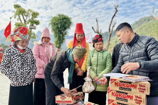 Ceremony of seating Buddha Statue and giving charity gifts of Hoa Phuc Pagoda, Ha Noi