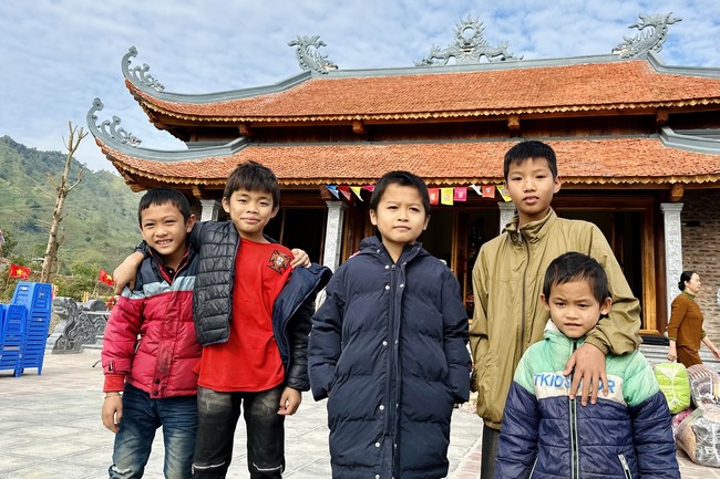 Ceremony of seating Buddha Statue and giving charity gifts of Hoa Phuc Pagoda, Ha Noi