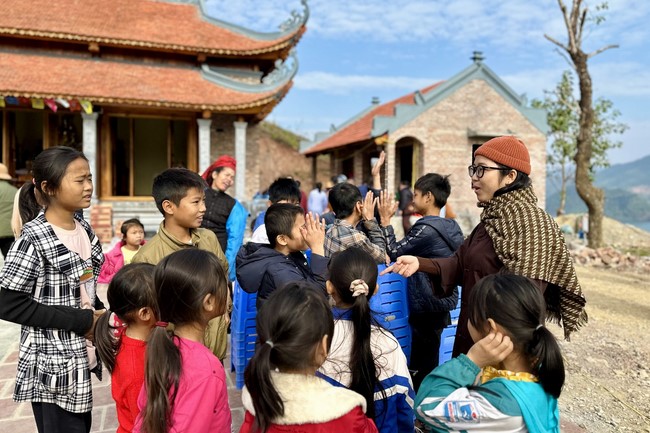 Ceremony of seating Buddha Statue and giving charity gifts of Hoa Phuc Pagoda, Ha Noi