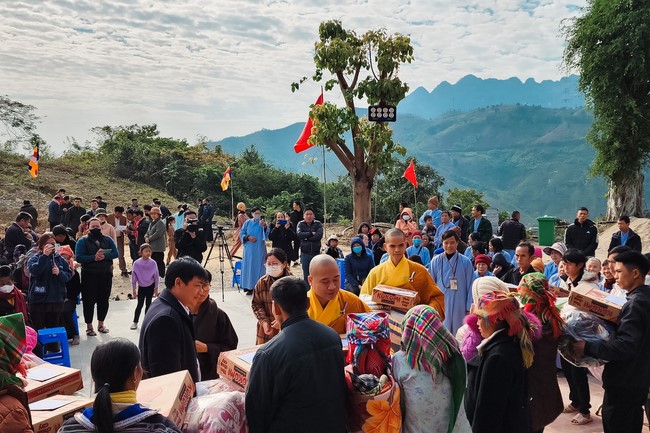 Ceremony of seating Buddha Statue and giving charity gifts of Hoa Phuc Pagoda, Ha Noi