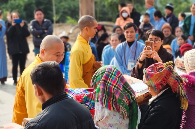 Ceremony of seating Buddha Statue and giving charity gifts of Hoa Phuc Pagoda, Ha Noi