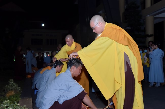 Lễ thế phát xuất gia 08/12 Nhâm Dần