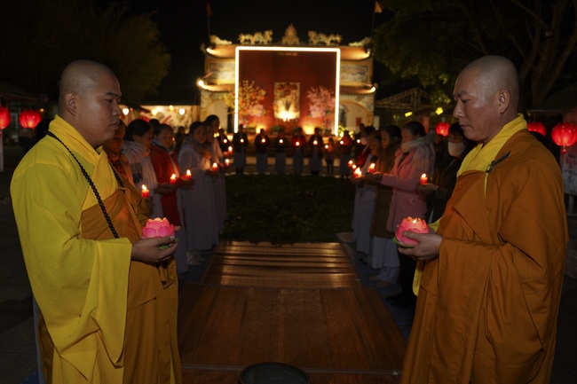 Commemorating enlightened achievement of Bodhisattva Siddhartha at Dong Cao pagoda