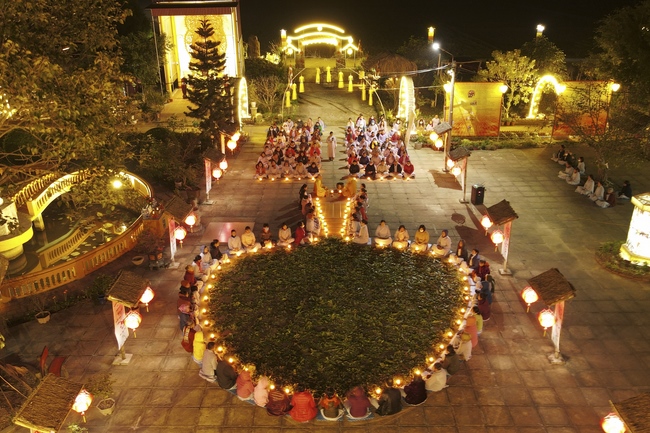 Commemorating enlightened achievement of Bodhisattva Siddhartha at Dong Cao pagoda