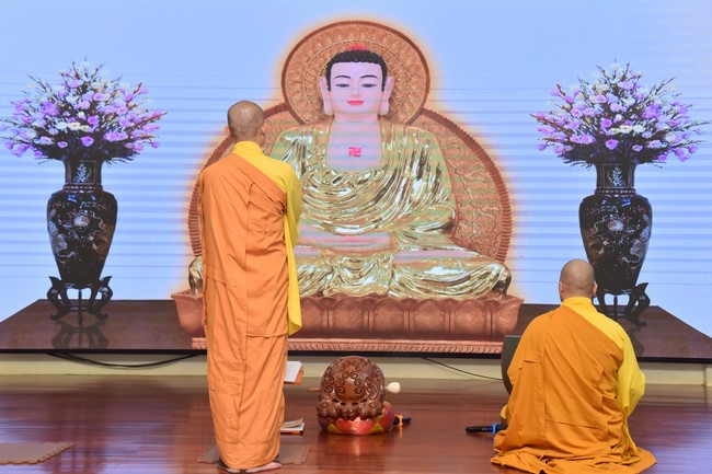 Dharma talk Looking back at the Vietnamese Buddha recitation Sect over the years  in The 98 th Seven-day Retreat