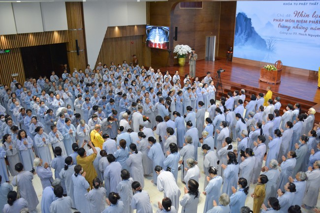 Dharma talk Looking back at the Vietnamese Buddha recitation Sect over the years  in The 98 th Seven-day Retreat