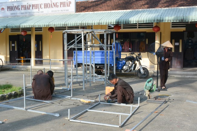 Công tác chuẩn bị đại lễ hoa đăng kỷ niệm đức Phật A-di-đà (Phần 2)