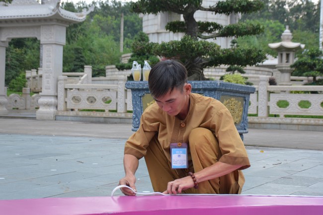 Công tác chuẩn bị đại lễ hoa đăng kỷ niệm đức Phật A-di-đà (Phần 2)