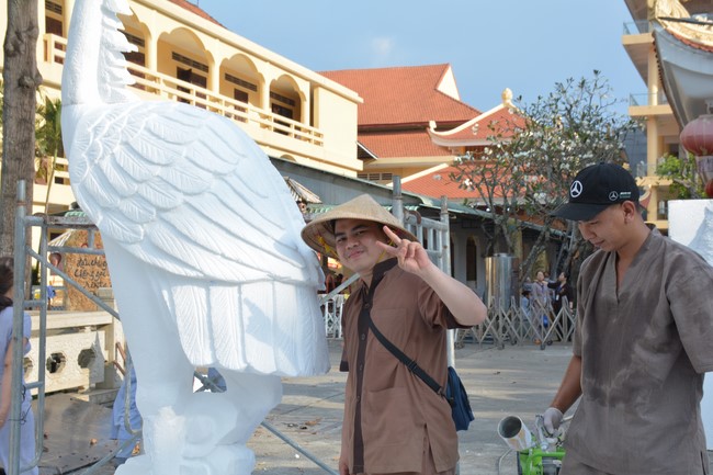 Công tác chuẩn bị đại lễ hoa đăng kỷ niệm đức Phật A-di-đà (Phần 2)