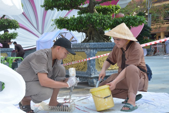 Công tác chuẩn bị đại lễ hoa đăng kỷ niệm đức Phật A-di-đà (Phần 2)