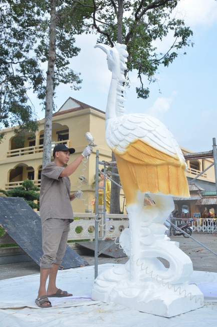 Công tác chuẩn bị đại lễ hoa đăng kỷ niệm đức Phật A-di-đà (Phần 2)