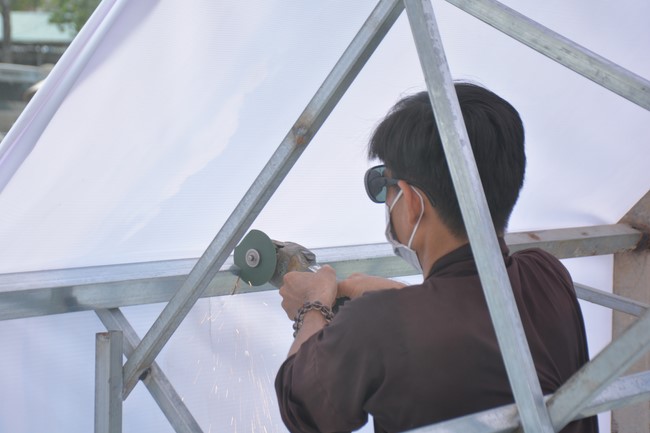 Công tác chuẩn bị đại lễ hoa đăng kỷ niệm đức Phật A-di-đà (Phần 2)