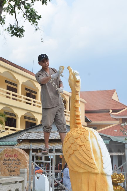 Công tác chuẩn bị đại lễ hoa đăng kỷ niệm đức Phật A-di-đà (Phần 2)