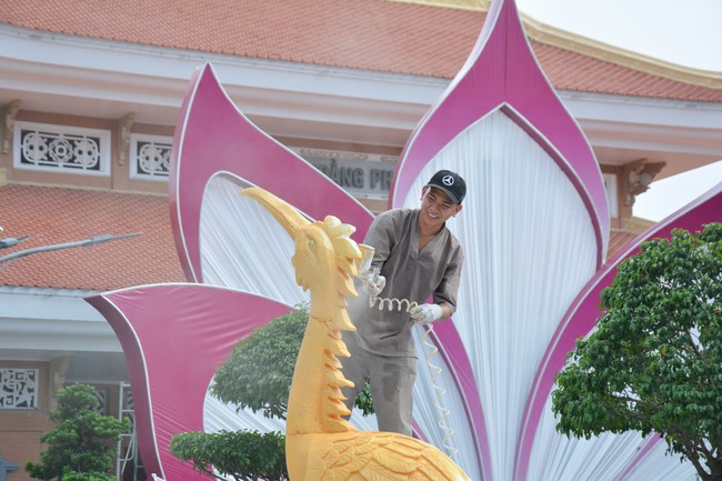 Công tác chuẩn bị đại lễ hoa đăng kỷ niệm đức Phật A-di-đà (Phần 2)