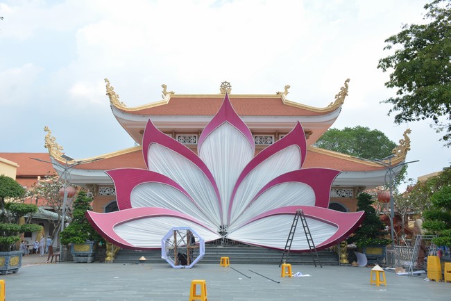 Công tác chuẩn bị đại lễ hoa đăng kỷ niệm đức Phật A-di-đà (Phần 2)